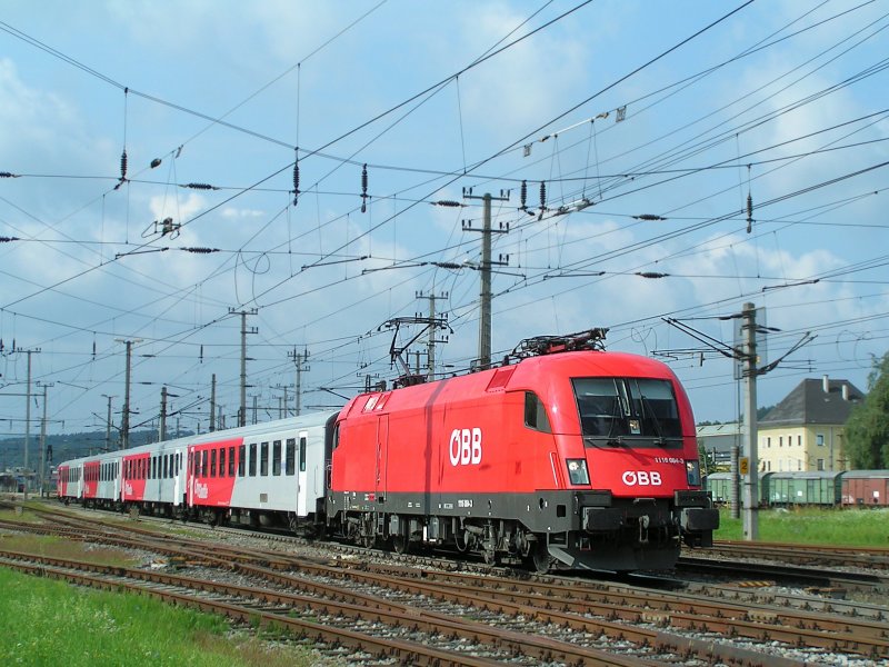 1116 084-3 verlsst mit der CS-Garnitur als REX3013 den Bhf. Attnang-Puchheim; 090811