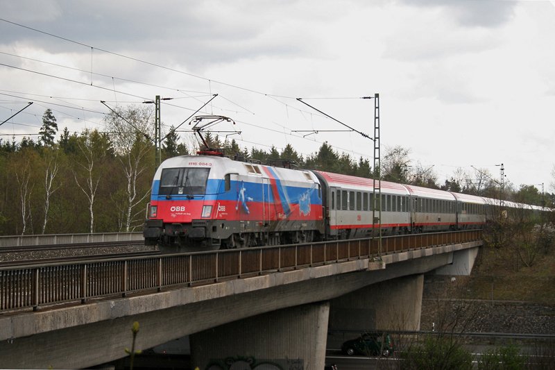 1116 084 (EM Lok Russland) mit EC 113 am 18.04.2009 in Haar (bei M�nchen).