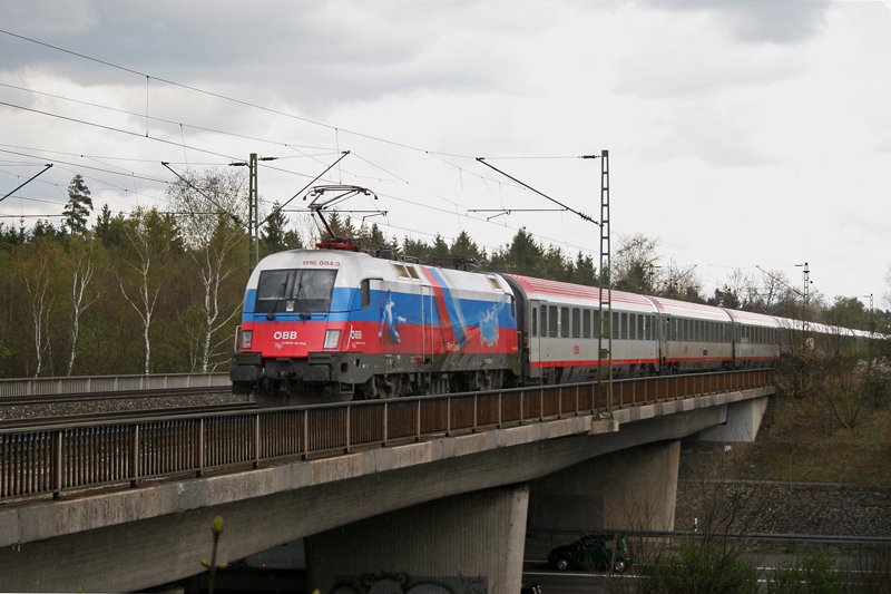 1116 084 (EM Lok Russland) mit EC 113 am 18.04.2009 in Haar (bei Mnchen).
