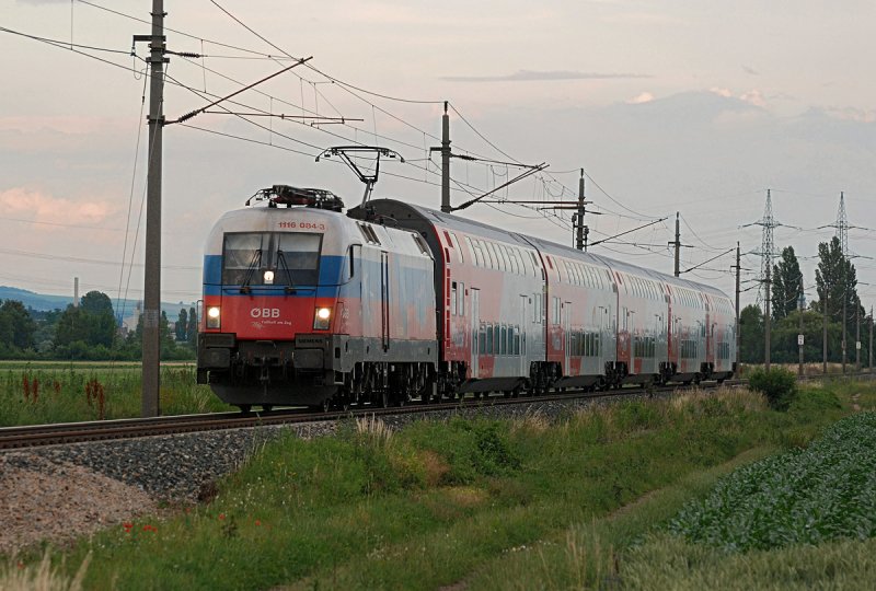 1116 084  EM - Russland  am Regionalexpress 7140 von Stockerau nach Krems an der Donau. Die Aufnahme ist am 16.06.2009 kurz vor Hausleiten entstanden.