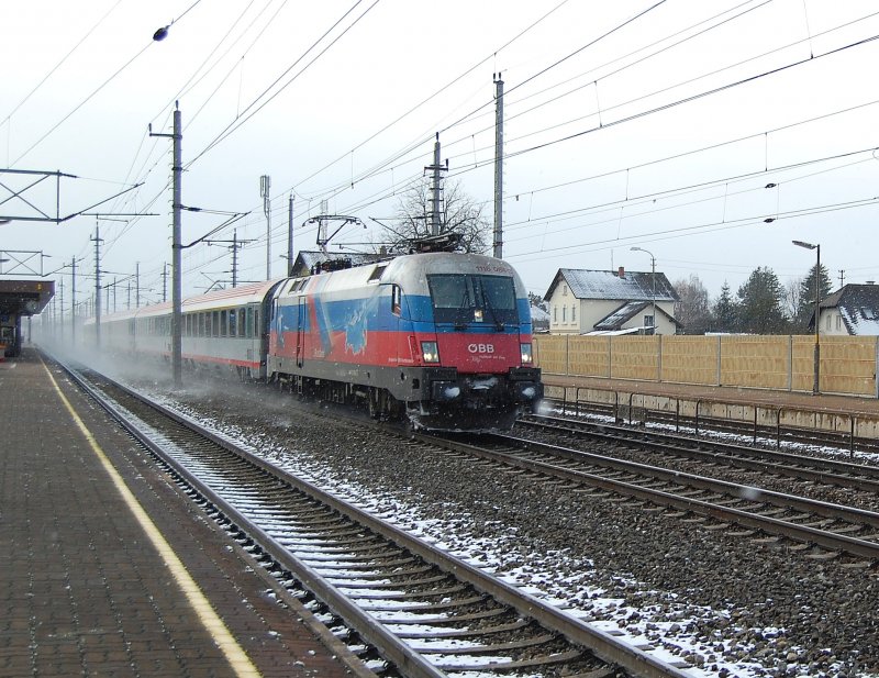 1116 084  EM-Russland  ist am 22.11.2008 mit dem
IC 643  Caritas Kinderpatenschaft  in Marchtrenk
durchgefahren. Mehr als von den Lok war ich von
der Staubwolke beeindruckt. 
