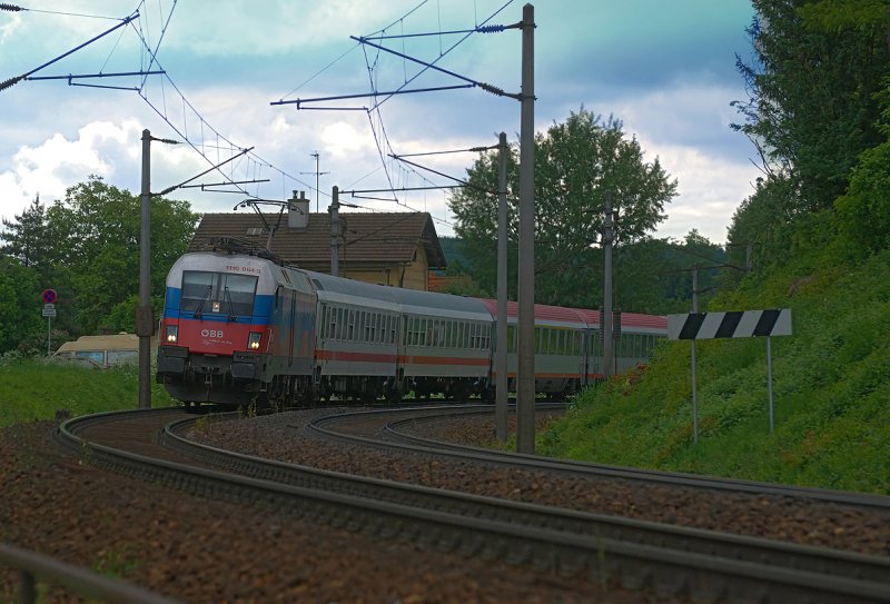 1116 084  Lnderlok Russland  am Intercity 65 von Mnchen nach Wien Westbahnhof, fofografiert am 16.05.2009 kurz vor Pressbaum.
