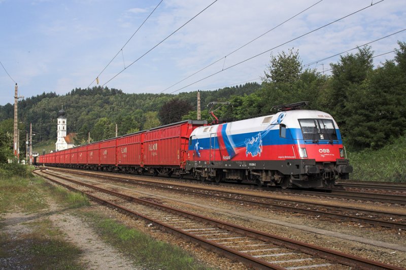 1116 084 ist mit einem Gterzug auf der Passauer Bahn Richtung Wels unterwegs. Hier durchfhrt er gerade den Bahnhof Wernstein (Inn).