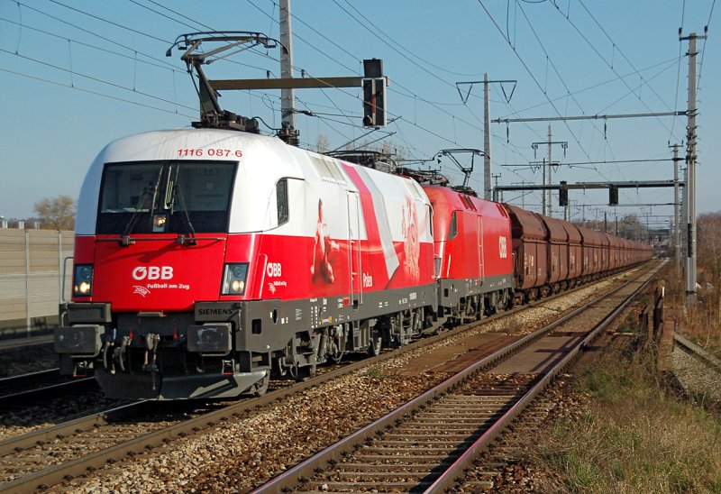 1116 087 bettigt sich als Vorspann fr diesen Gterzug. Das Foto entstand am 15.03.2008 kurz vor der Durchfahrt in Wien Haidestrae.