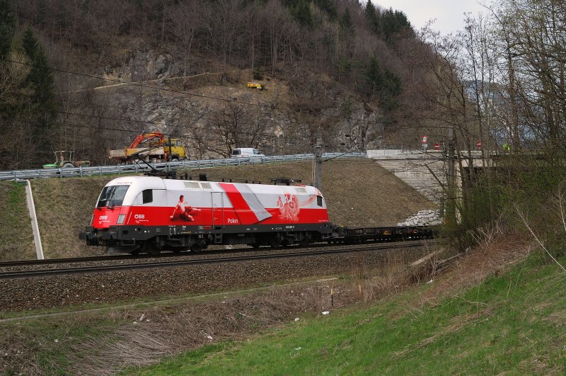 1116 087 (EM - Polen) mit G�terzug bei Wiesing (08.04.2008)