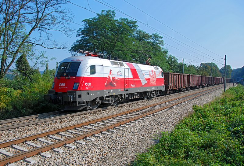 1116 087  EM Polen  vor einem Gueterzug kurz nach Unter Oberndorf Richtung Sankt Poelten. Das Foto entstand am 28.09.2008.