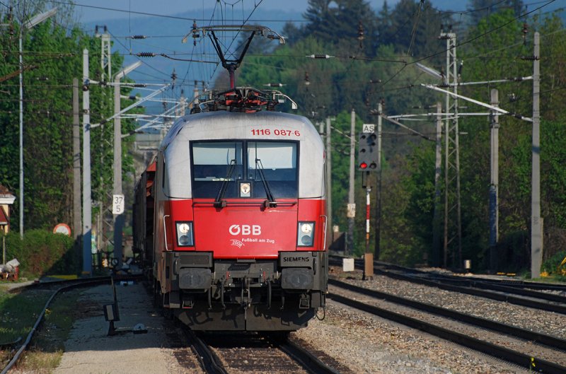 1116 087  L�nderlok Polen  vor einem G�terzug am 24.04.2009 kurz vor Neulengbach.