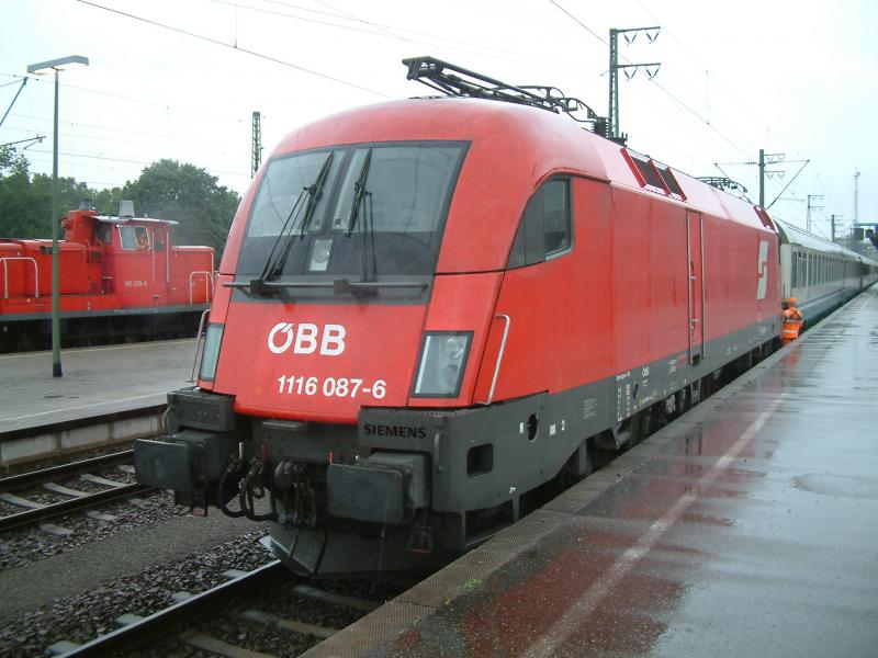 1116 087 vor italienischen EC-Wagen (WJT-Sonderzug)am 15.8.05 in Karlsruhe Hbf.