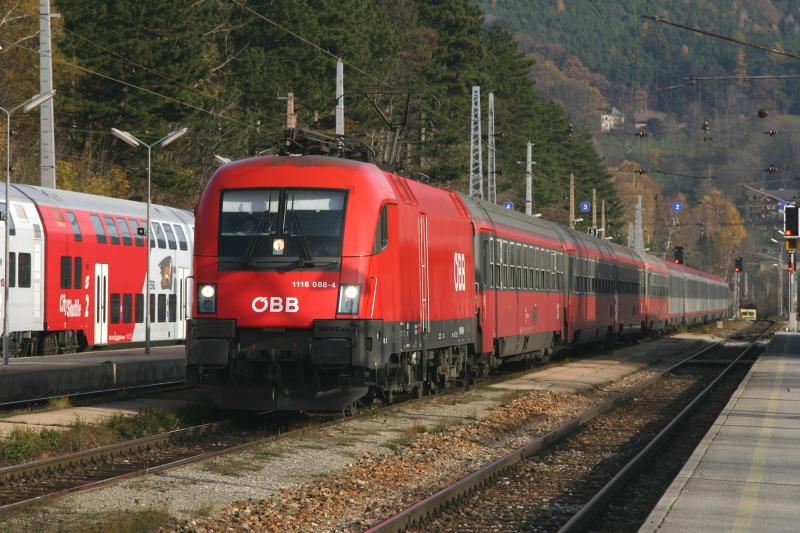 1116 088-4 mit dem IC 537 bei der Durchfahrt in Payerbach-Reichenau. (11.11.2005)