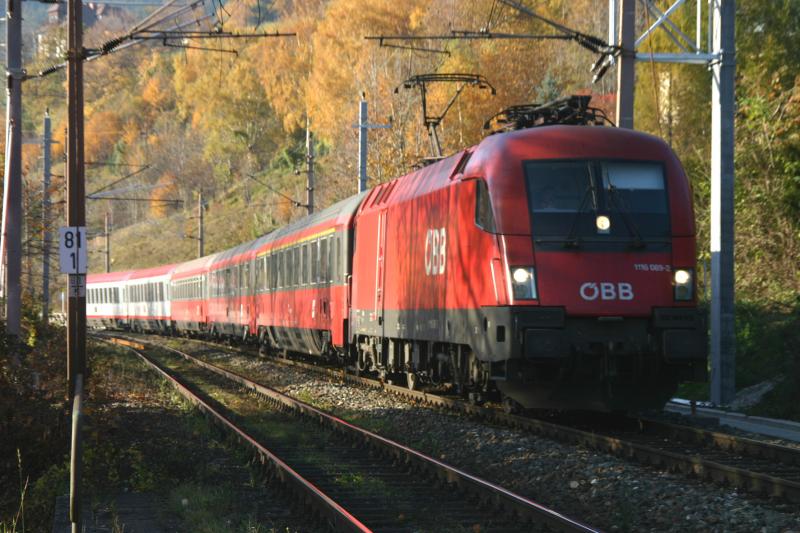 1116 089-2 mit dem IC 536 von Villach-Wien Sdbahnhof kurz nach der Durchfahrt in Payerbach-Reichenau. (31.10.2005)