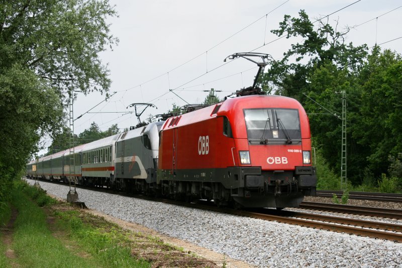 1116 089 und die Railjet Lok 1016 034, welche leider nur die zweite Lok war :-(, mit IC 65 am 24.05.2009 in Haar (bei Mnchen).