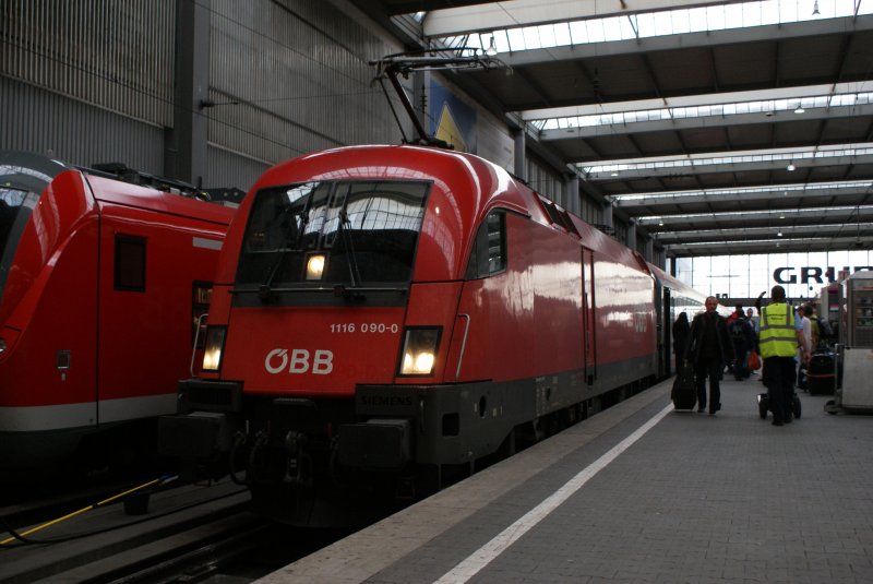 1116 090-0 + 1116 242-7 mit dem EC 112 in Mnchen Hbf am 30.05.2009