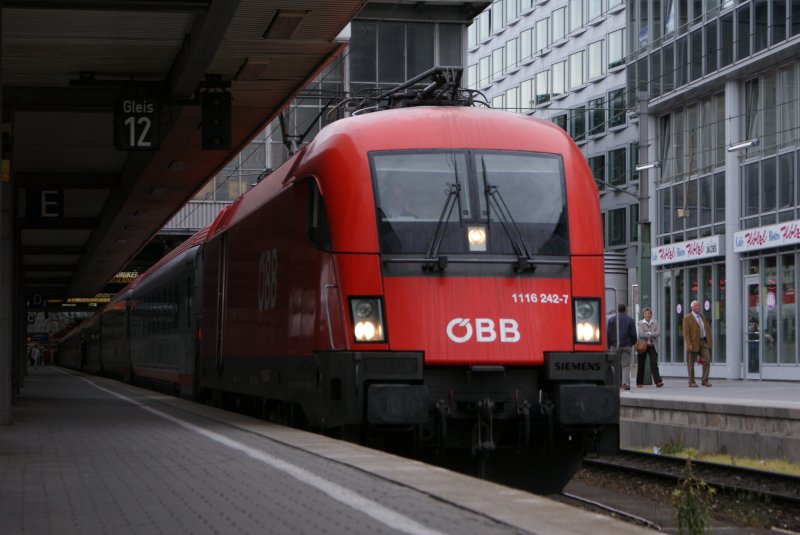 1116 090-0 + 1116 242-7 mit dem EC 112 in Mnchen Hbf am 30.05.2009