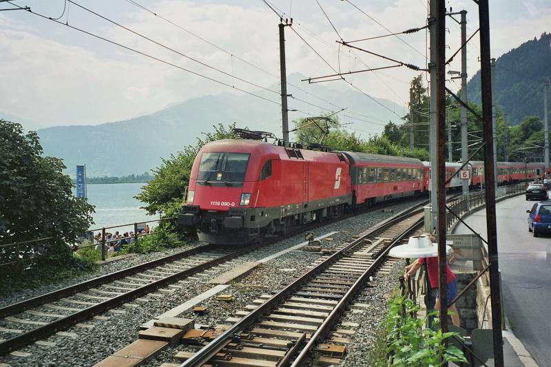 1116 090 mit IC 512 Graz Innsbruck am 11.8.04 in Zell am See.