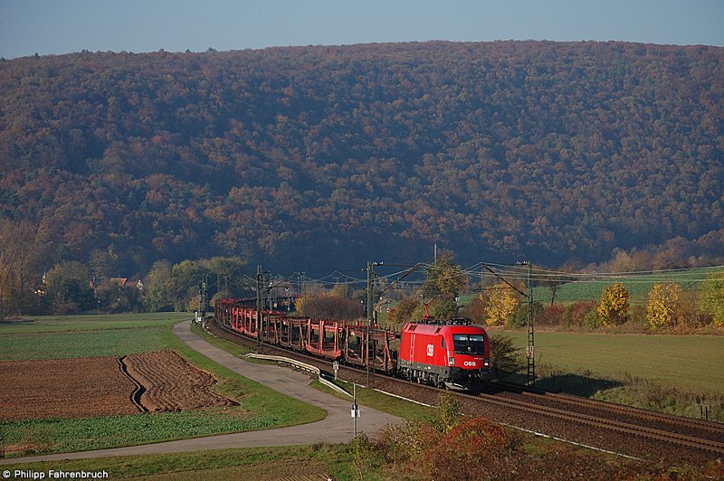 1116 090 der BB bringt am Nachmittag des 25.10.08 leere Autotransportwagen durchs Maintal in Richtung Wrzburg, aufgenommen bei Wernfeld an der KBS 800.
