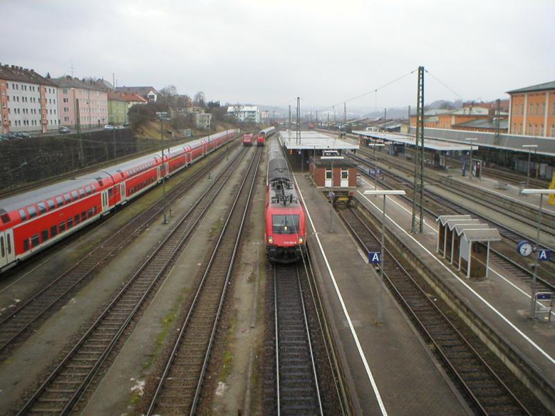 1116-091 wartet mit R5917 auf seine Abfahrt; Passau Hbf (19.03.2005)