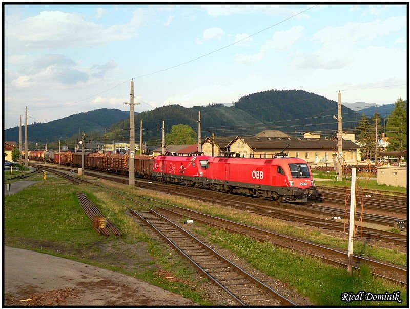1116 093 und 1116 031 beschleunigen den sehr langen und sehr schweren 54577 aus Graz nach Villach,aus dem Bahnhof Knittelfeld. 10.05.2008