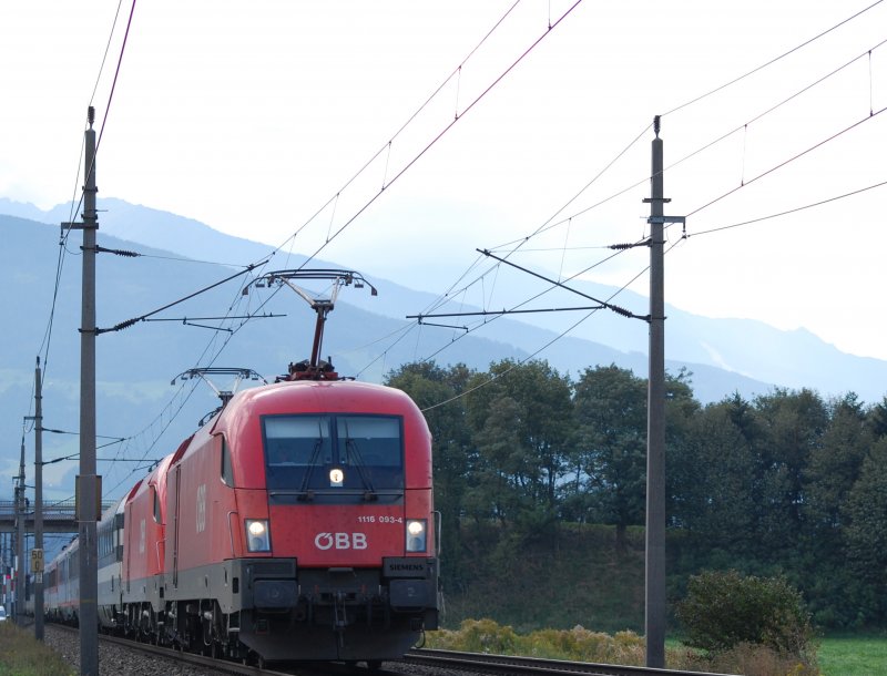 1116 093-4 hat am 10.09.09 zusammen mit einer Schwester die Aufgabe den OEC 163 Transalpin von Buchs bis Wien zu bringen, hier sind die beiden bei KM 50 der Unterinntalbahn unterwegs und werden als n�chstes W�rgl erreichen.