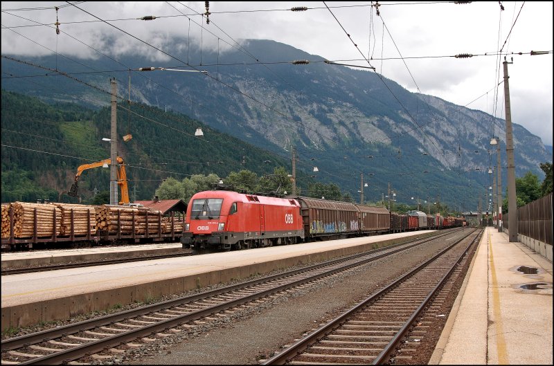 1116 093 durchfhrt mit einem Gterzug den Bahnhof Schwaz Richtung Hall i. Tirol. (04.07.2008)
