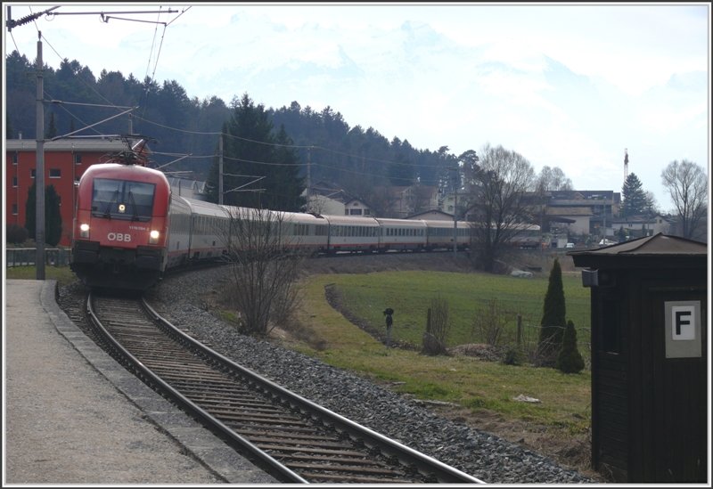 1116 094-2 zieht den EC 161 durch die Haltestelle Schaanwald Richtung Feldkirch. (17.03.2009)