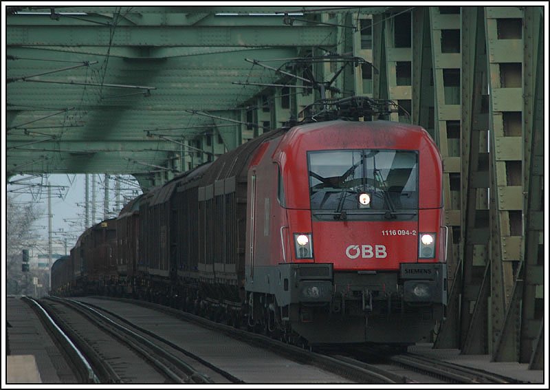 1116 094 mit ihrem Gterzug bei der Querung der Donau am 28.1.2007, aufgenommen an der Haltestelle Wien-Praterkai.