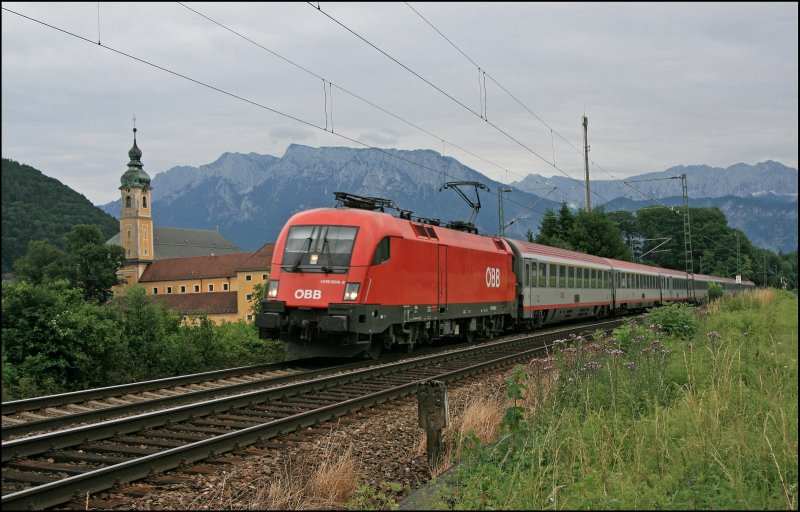 1116 094 rollt mir dem OEC 161  Vorarlberg , von Zrich HB nach Salzburg Hbf, durch das Inntal und passiert dabei das Kloster Raisach bei Oberaudorf. (04.07.2008)
