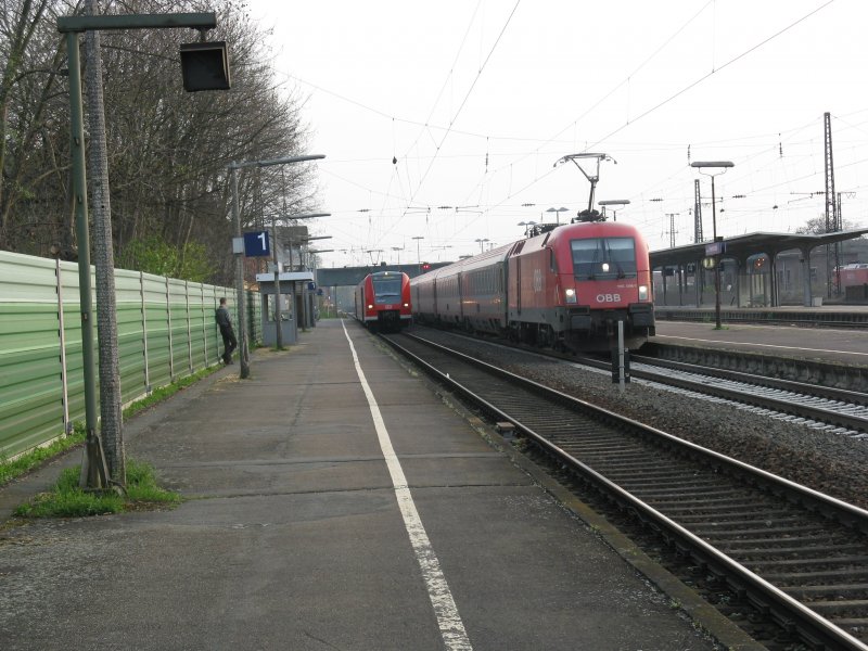 1116 096-7 mit EC 112 von Klagenfurt Hbf mit Kurswagen aus Zagreb nach Frankfurt(Main)Hbf.Am 05.04.09 bei der durchfahrt in Mannheim-Friedrichsfeld.