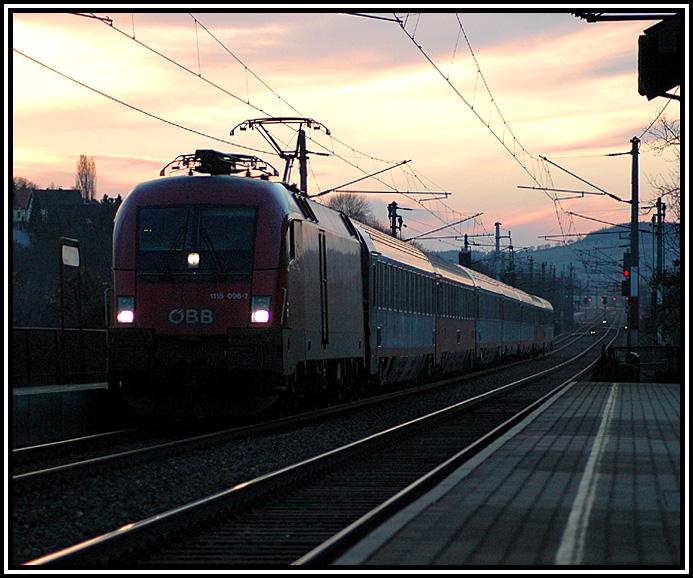 1116 096 mit einem IC bei der Durfahrt in Neulengbach am Abend des 1.4.2006