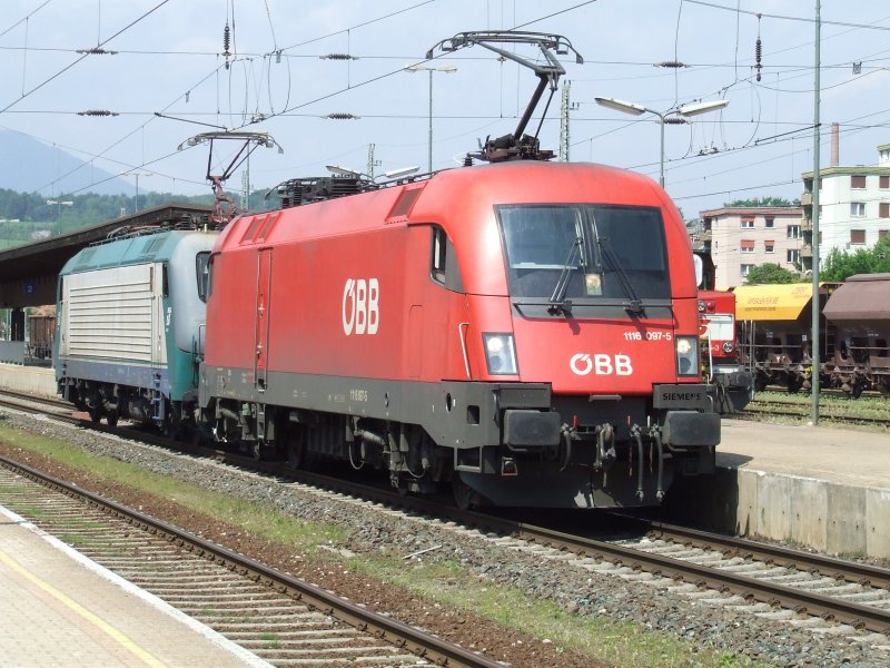 1116 097 und 412 020 in Arnoldstein, 10.05.2007.