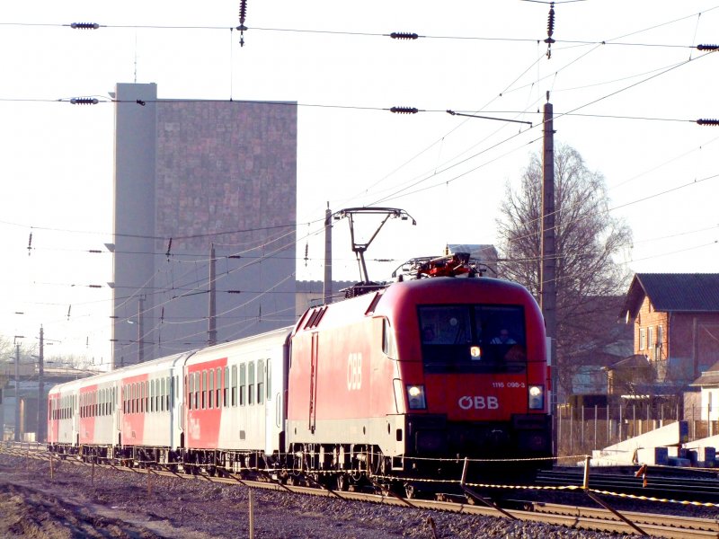 1116 098-3 erreicht mit R5923 am sonnigen Nachmittag des 
30.Dez. 2008 den Bhf. Neumarkt/Kallham