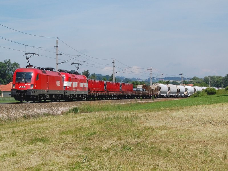 1116 099 + 1116 005 sind am 19.06.2008
mit dem Gterzug 54785 kurz vor
Wartberg/Krems zu sehen gewesen.