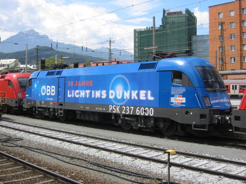 1116 100 der BB ( Licht ins Dunkel ) am 16.07.2004 in Innsbruck Hauptbahnhof.