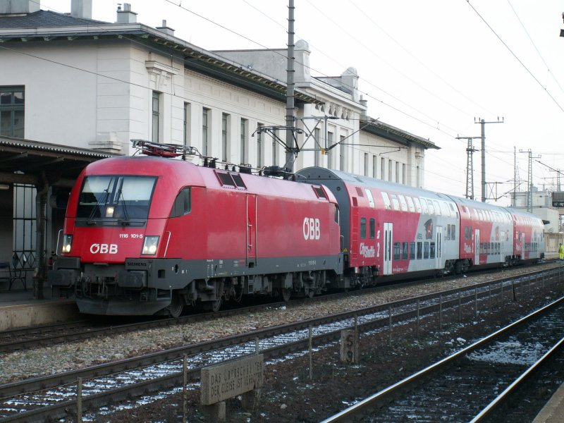 1116 101-5 bespannt einen Regionalzug nach St.Plten, hier in Wien Htteldorf, 26.1.2007