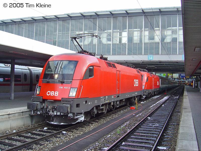 1116 102 und 1116 185 mit einem EC am 19.11.2005 in M�nchen Hbf.
