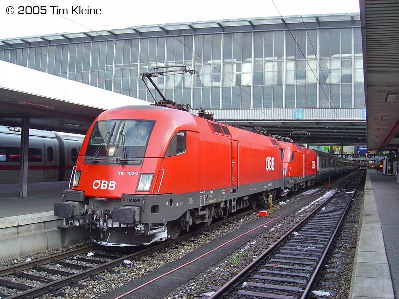 1116 102 und 1116 185 mit einem EC am 19.11.2005 in Mnchen Hbf.
