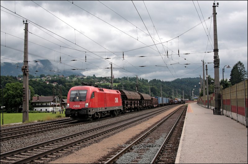 1116 102 ist mit einem Gemischten Gterzug Richtung Hall i.Tirol/ Vorarlberg unterwegs und passiert den Haltepunkt Kundl im Inntal. (04.07.2008)

