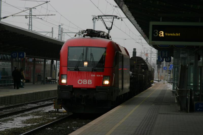1116 104-9 mit einem G�terzug bei der Durchfahrt in Wiener Neustadt. (7.2.2006)
