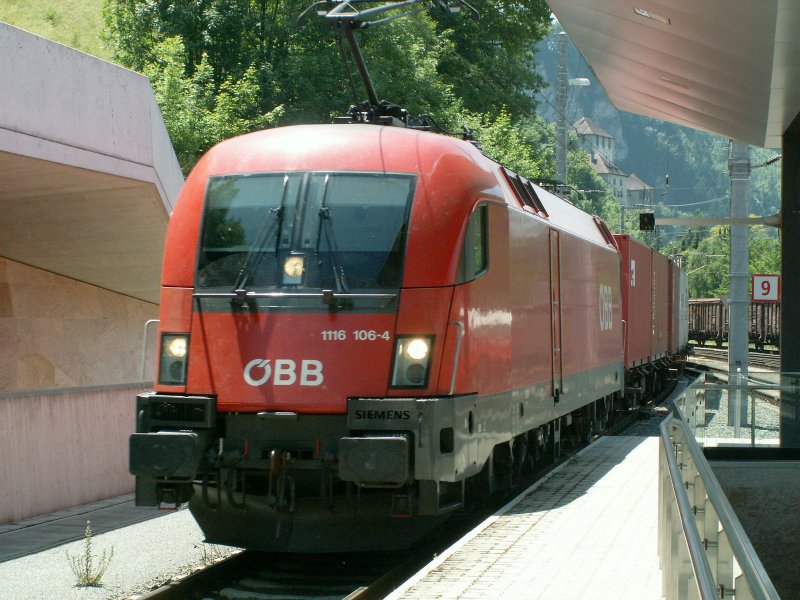 1116 106-4 mit einem Containerzug bei der Durchfahrt im 
Bhf.Feldkirch am 17.06.09