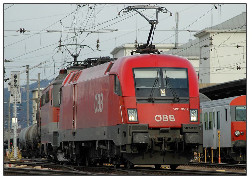 1116 107 an der Spitze dieses Kesselzuges am 14.12.2007 bei der Ausfahrt aus dem Grazer Hauptbahnhof.