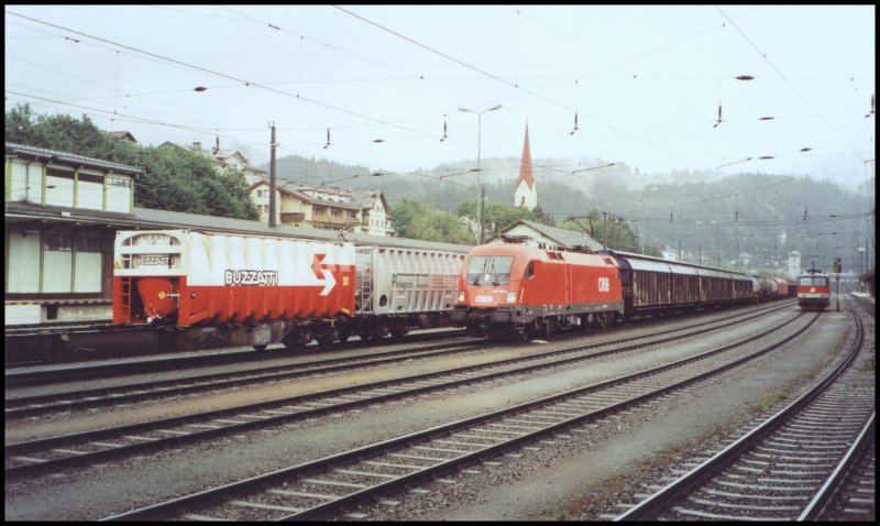 1116 107 wartet mit ihrem Gterzug im Sommer 2005 in Kufstein auf die 1144 240.