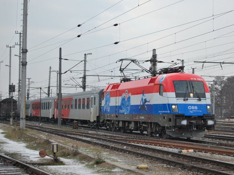 1116 108  EM Kroatien  am 15.12.2007
mit Rex 3019 bei der Ausfahrt aus Wels.