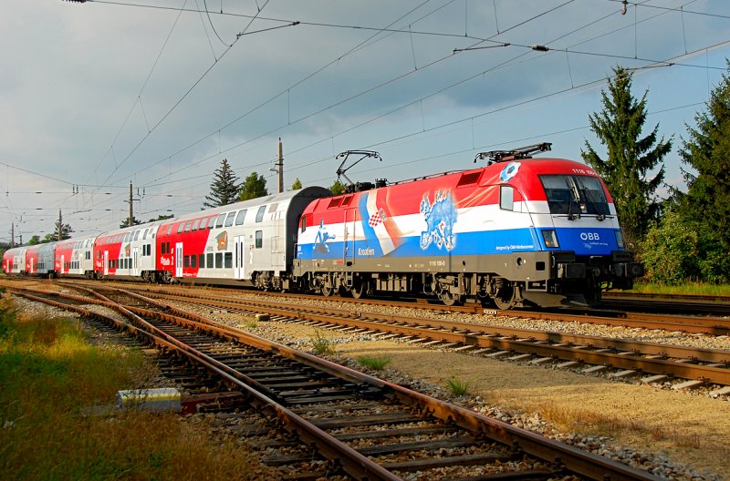 1116 108  EM Kroatien  am R 2277  Rosenstadt Baden  von Stockerau nach Payerbach-Reichenau unterwegs. Hier kurz vor Korneuburg am 18.09.2008.