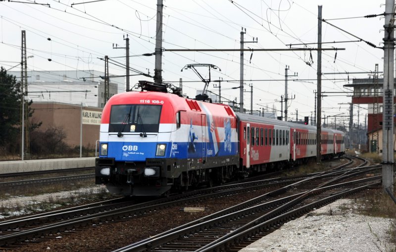 1116 108 EM-Lok Kroatien bei der Einfahrt mit Rex 3019 in den Bahnhof Wels am 15.12.07.