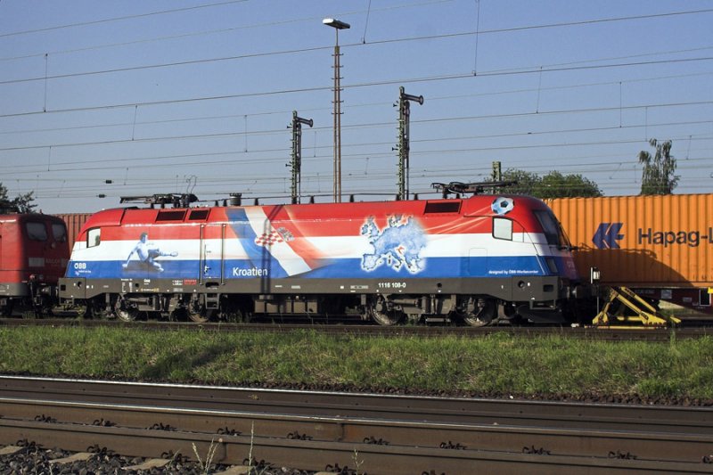 1116 108 trgt das Farbkleid fr Kroatien. Hier steht sie am 25.05.2009 in Regensburg Ost.