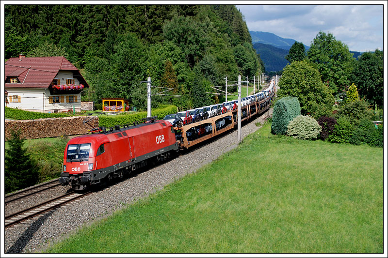 1116 109 mit einem Autoganzzug am 23.8.2009 in Langenwang kurz nach Mrzzuschlag aufgenommen.