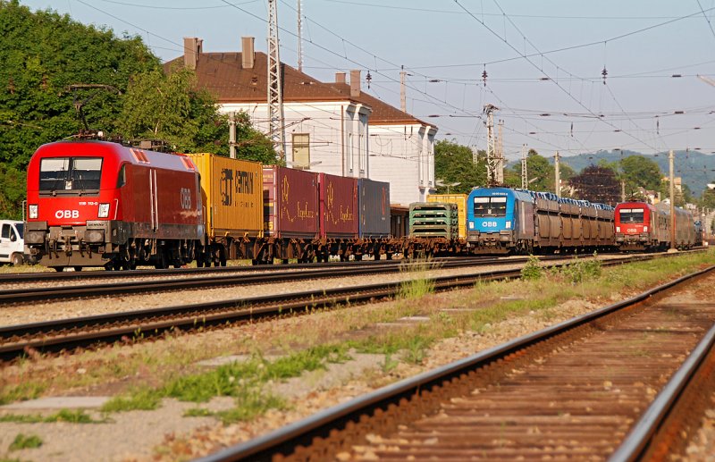 1116 113 wartet mit ihrem Containerzug die Durchfahrt des Autozuges 46660 ab, welcher mit 1016 023  Kyoto  bespannt ist ab. Dahinter fhrt der versptete REX 1639 Richtung Wien. Die Aufnahme entstand am Abend des 20.05.2009 in Neulengbach.