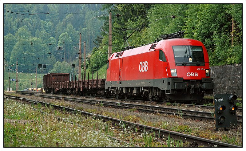 1116 115 hat am 25.5.2008 den hchsten Punkt der Semmeringbahn erreicht. Sie durchfhrt hier mit ihrem Gterzug gerade den Bahnhof Semmering.