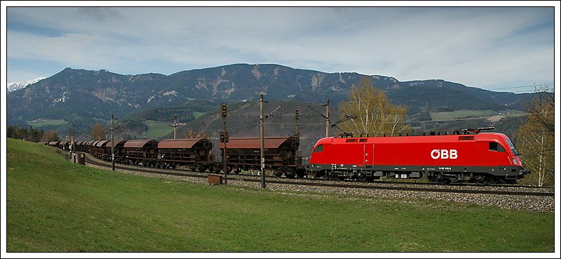 1116 116 vor einem G�terzug auf der Semmering Nordrampe am 10.4.2008 kurz vor Eichberg aufgenommen.