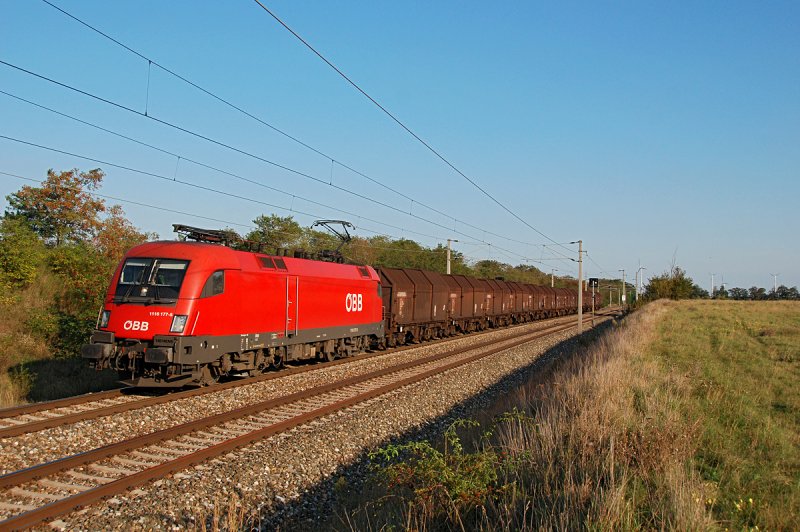 1116 117 mit einem Ganzzug Richtung Wien. Parndorf, am 25.09.2009.