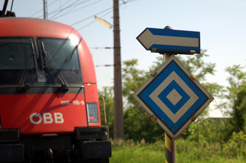 1116 118 schiebt eine Doppelstockgarnitur Richtung Wien Meidling am 28.5.2005 in Wien-Atzgersdorf